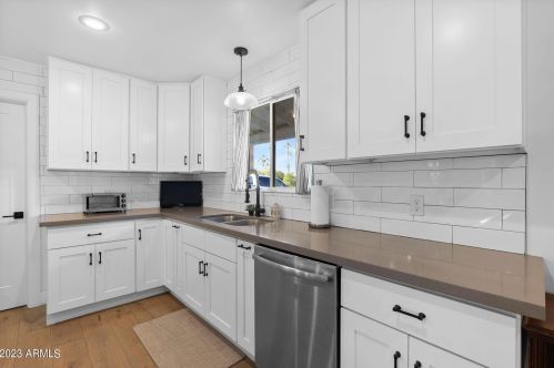 5201 34th St, Phoenix AZ  85018-1440 exterior