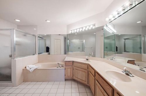 8429 Abbington Cir, Naples FL 34108-7716 exterior