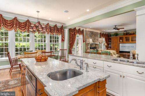 1250 Daleview Dr, Mc Lean VA 22102-1538 exterior