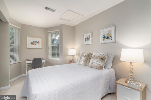 1357 Emerald St, Washington DC 20002-5431 exterior