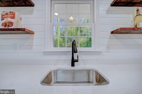 6013 Leewood Dr, Alexandria VA 22310-1920 exterior