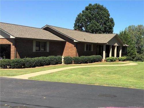 1175 Double Circle Dr, Conover, NC 28613-8566
