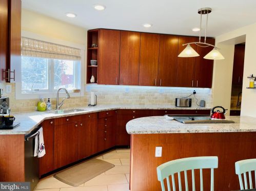 201 Lynhaven Dr, Alexandria VA  22305-3121 exterior