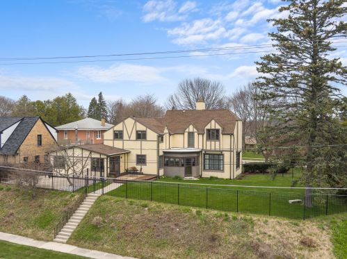 313 Cleveland Ave, Manitowoc WI 54220-2920 exterior