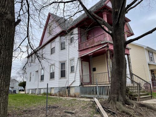 2021 28th St, Milwaukee, WI 53215-2227