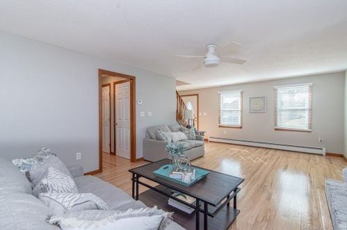 4 Celtic Ct, Enfield CT 06082-5777 exterior