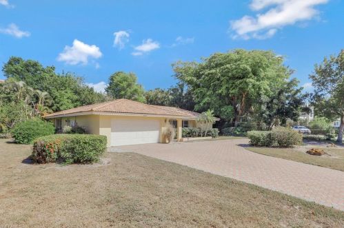 3840 Crayton Rd, Naples FL 34103-3529 exterior