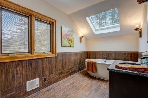 6990 Barnett Ln, Milwaukee WI 53217-3606 exterior