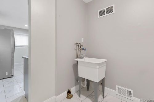 4191 Monroe St, Dearborn Heights MI  48125-2516 exterior