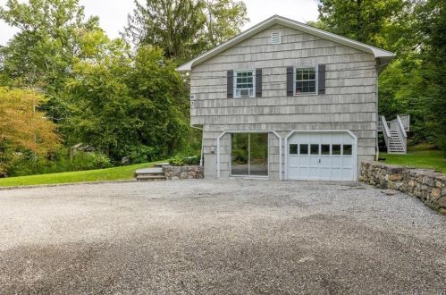 1 Hidden Lk Ct, Ridgefield CT 06877-2310 exterior