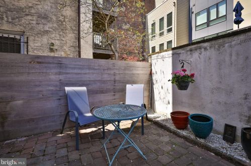 1513 Bainbridge St, Philadelphia PA 19146-2130 exterior