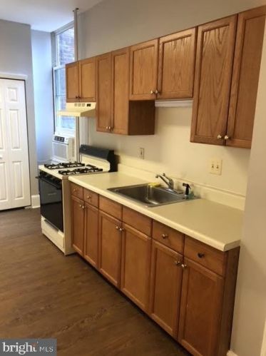 802 2nd St, Philadelphia PA 19122-3324 exterior