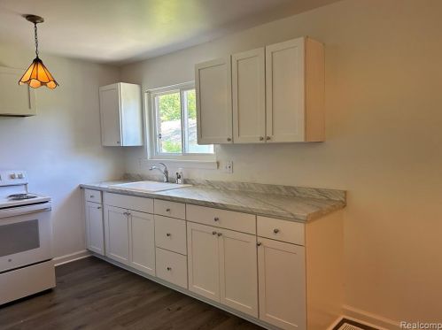 6220 Nightingale St, Dearborn Heights MI  48127-3046 exterior