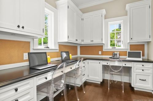 21 Grv Ln, Greenwich CT 06831-5317 exterior