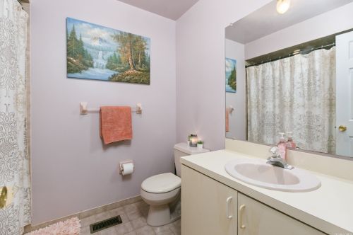 156 Alicia Dr, Babylon NY 11703-4035 exterior