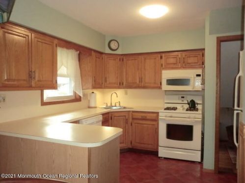 38 Locust Ter, Middletown NJ 07748-1404 exterior