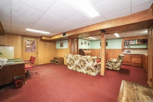 7 Curtis Ct, North Haven CT 06473-3921 exterior