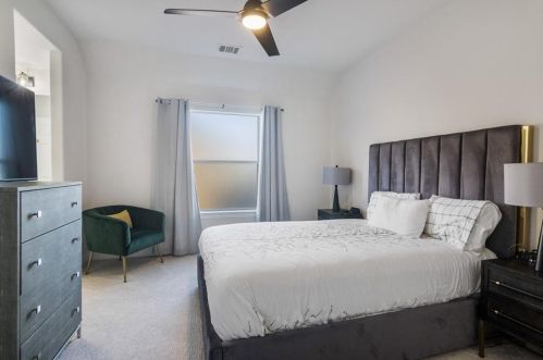 217 Emerald Rdg Dr, Austin TX 78732-1234 exterior