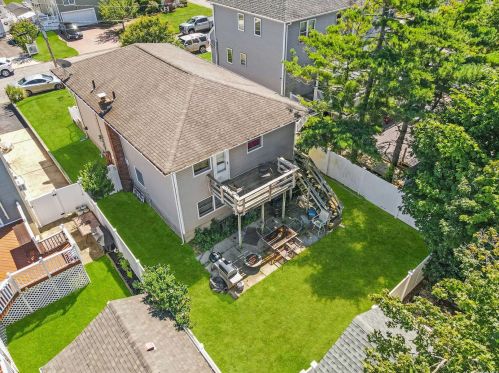 33 Jackson Ave, Babylon, NY 11702-4208