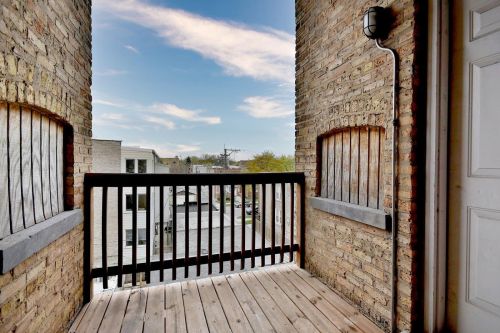 3012 Addison St, Chicago IL 60618-4536 exterior