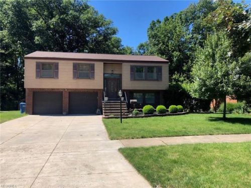 6740 Sandy Hook Dr, Cleveland, OH 44134-6047
