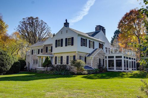 8415 Pelican Ln, Milwaukee WI 53217-2060 exterior