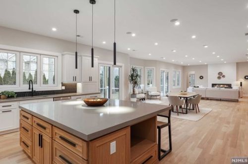 69 Grandview Ave, Upper Saddle River NJ 07458-2127 exterior