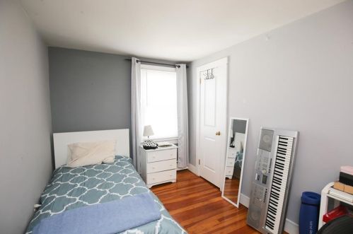 76 Kay Blvd, Middletown RI 02840-2318 exterior