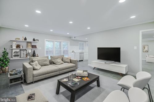 8901 Linton Ln, Alexandria VA 22308-2438 exterior