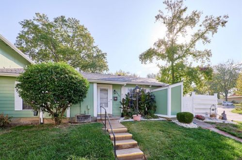 2425 Forest Shadows Dr, Saint Louis, MO 63136-5805