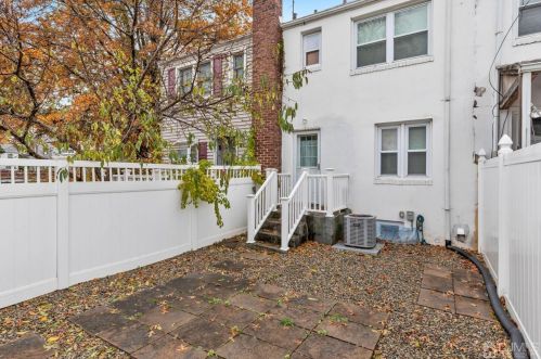 8 Roosevelt Ct, Metuchen NJ 08840-1426 exterior