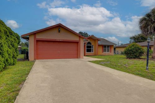 2265 Carnation Rd, Fort Pierce FL  34952-4911 exterior