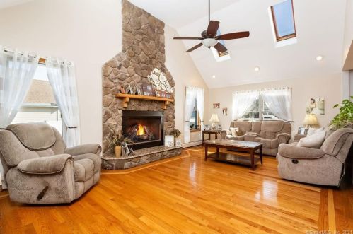 19 Green Field Ln, North Haven CT 06473-4039 exterior