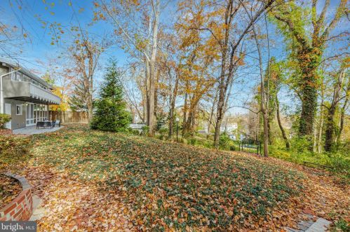 5837 Biscayne Dr, Alexandria VA  22303-1925 exterior