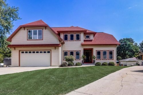 6058 21st St, Milwaukee, WI 53221-5053