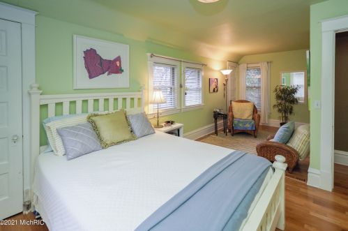 1602 Grand Ave, Kalamazoo MI 49006-4489 exterior