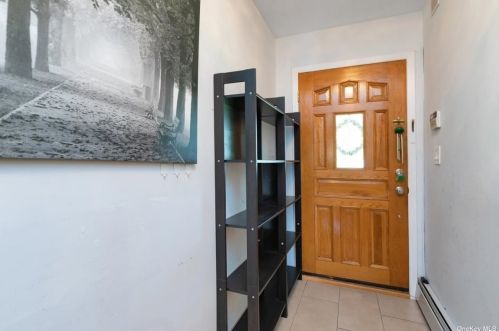 17 Maryland St, Huntington Station, NY 11746-6833