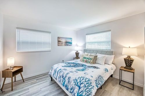 1096 Rordon Ave, Naples FL 34103-4577 exterior