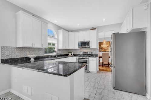 37 Heinrick Way, Bridgewater NJ 08807-5660 exterior