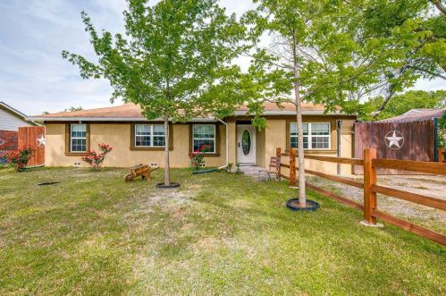 351 Crenshaw Dr, Dallas, TX 75217-7714