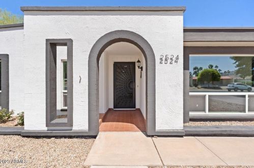 2524 Beryl Ave, Phoenix AZ  85028-3715 exterior