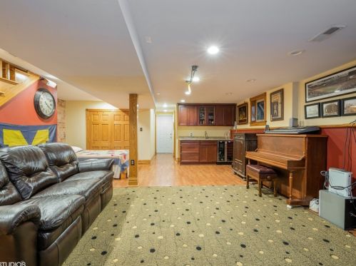 4052 Paulina St, Chicago IL 60613-2520 exterior