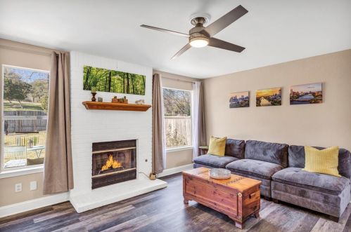 8600 Bisbee Ct, Austin TX 78745-8060 exterior