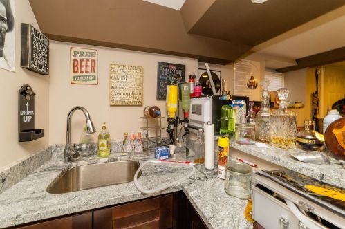 7350 Bennett Ave, Chicago IL 60649-4621 exterior