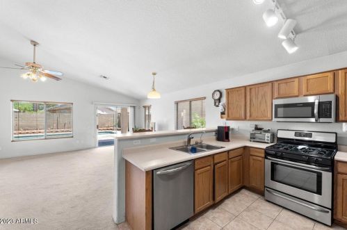 1820 Oakland St, Chandler AZ 85226-2925 exterior