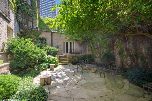 1442 Astor St, Chicago IL  60610-1615 exterior