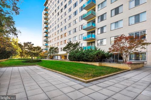 10201 Grosvenor Pl, Rockville MD 20852-4600 exterior