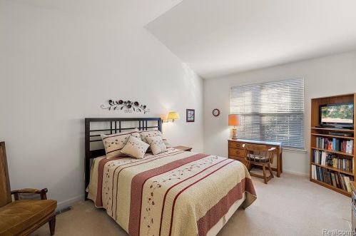 1342 Alameda Blvd, Troy MI 48085-6739 exterior