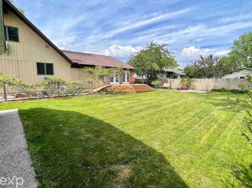 327 Cass St, Standish MI 48658-9229 exterior