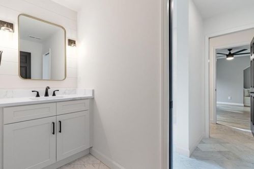 6160 Heards Creek Dr, Atlanta GA  30328-3635 exterior